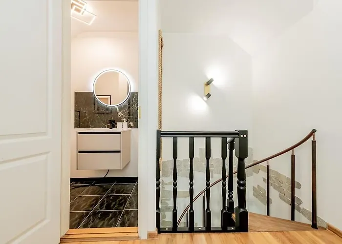 Joenrannalla, Historiaa Ja Modernia Mukavuutta Parnu